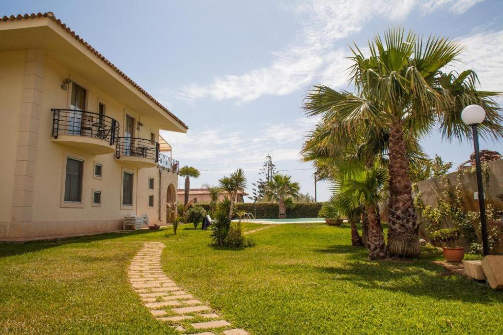 Villa Libeccio Appartment With Shared Swimming Pool, At 200 Meters From The Beach, Solarium And Private Parking Авола Экстерьер фото